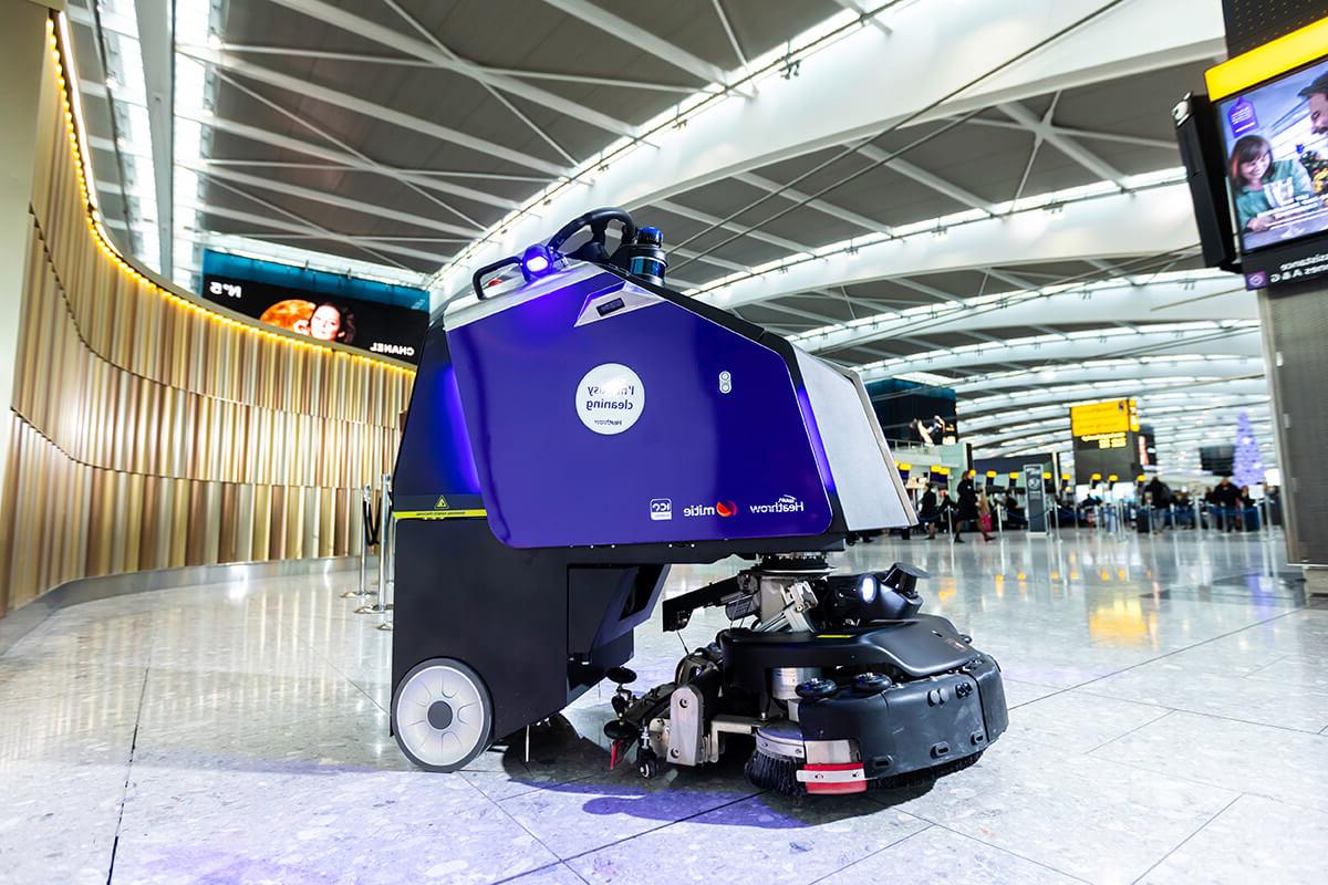希思罗机场候机楼里的紫色清洁机器人